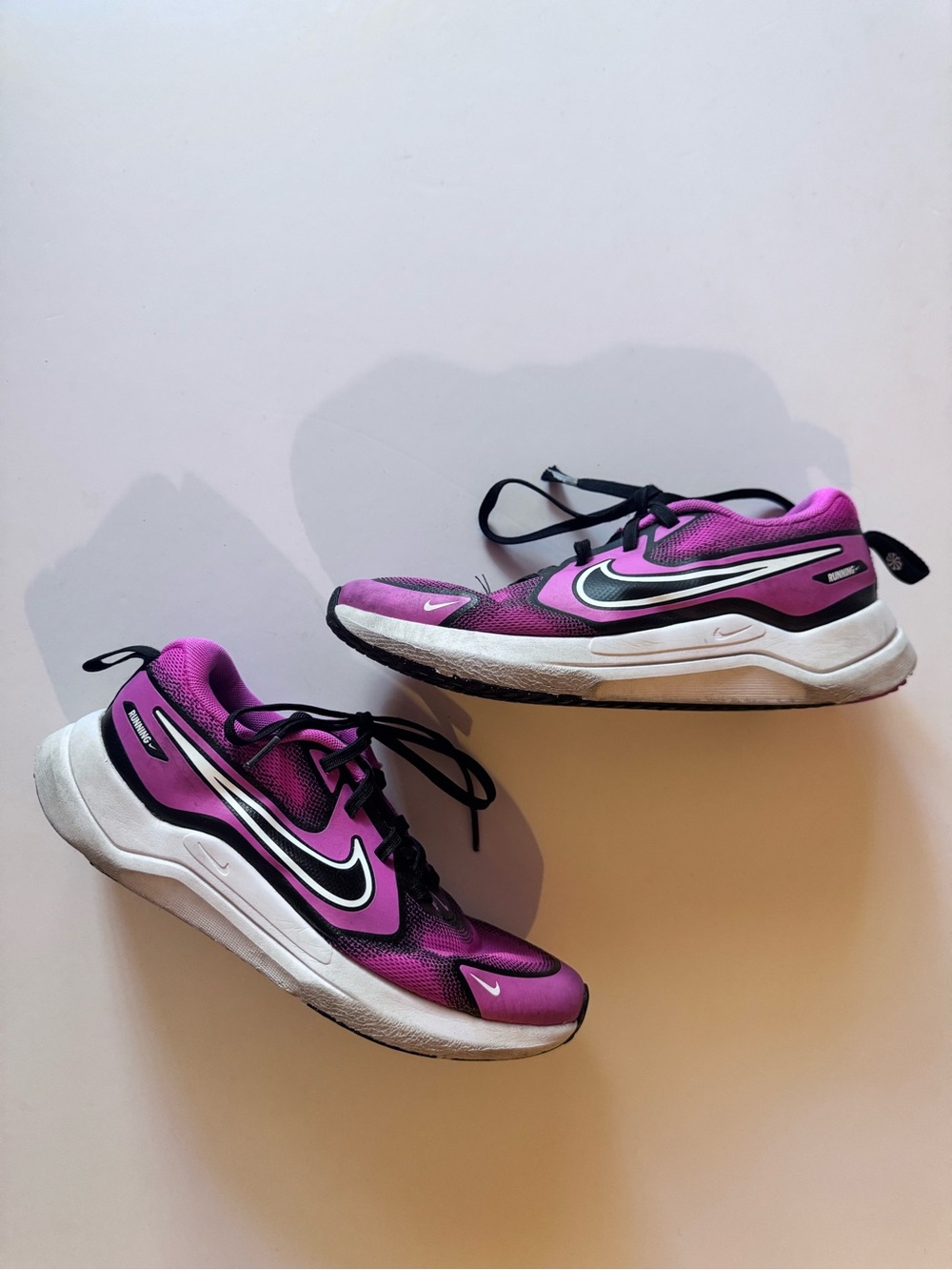 Nike Kid’s Cosmic Runner in Pink and Black Athletic Shoes -Size 4